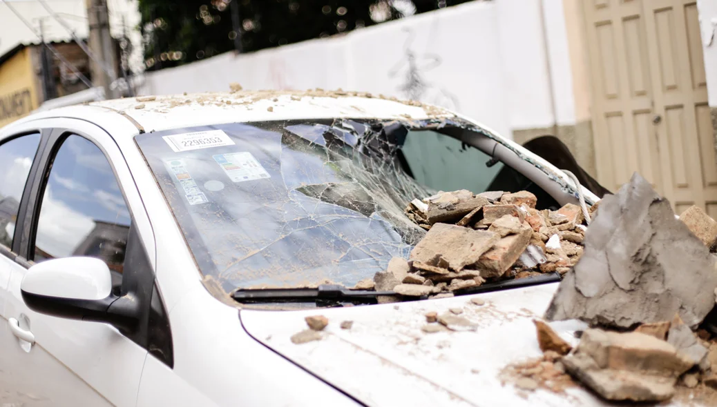 Carro ficou destruído 