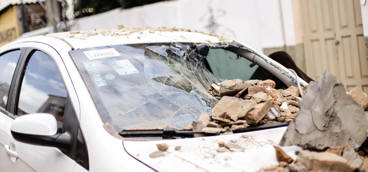 Carro ficou destruído 