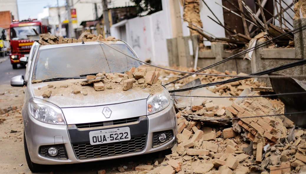 Carros foram atingido após o desabamento do prédio 