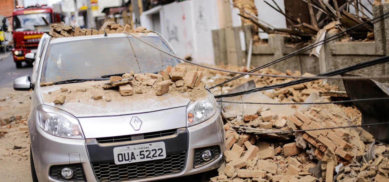 Carros foram atingido após o desabamento do prédio 