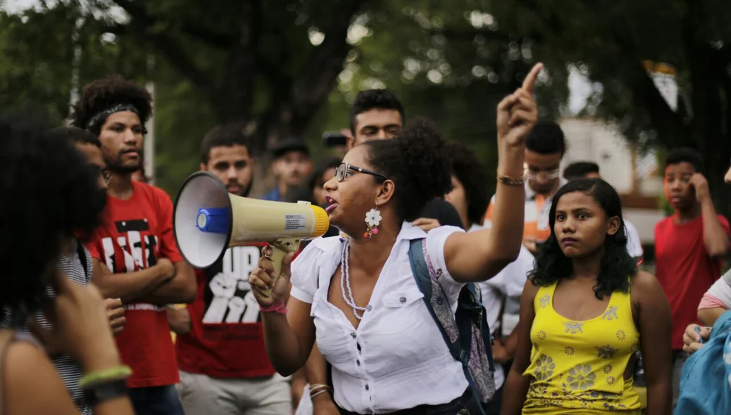 Estudantes protestam contra aumento da passagem de onibus