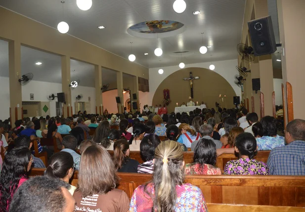 Missa reúne número expresivo de devotos