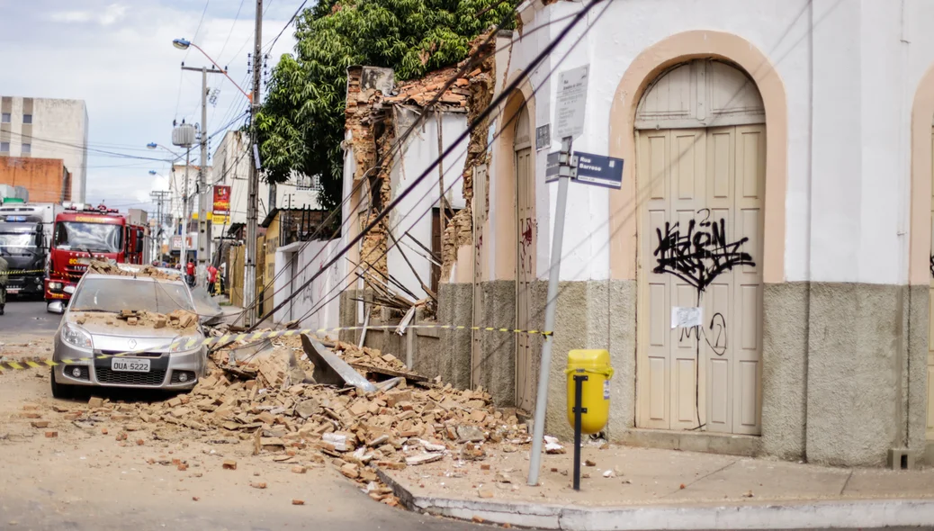 Prédio histórico desaba no centro