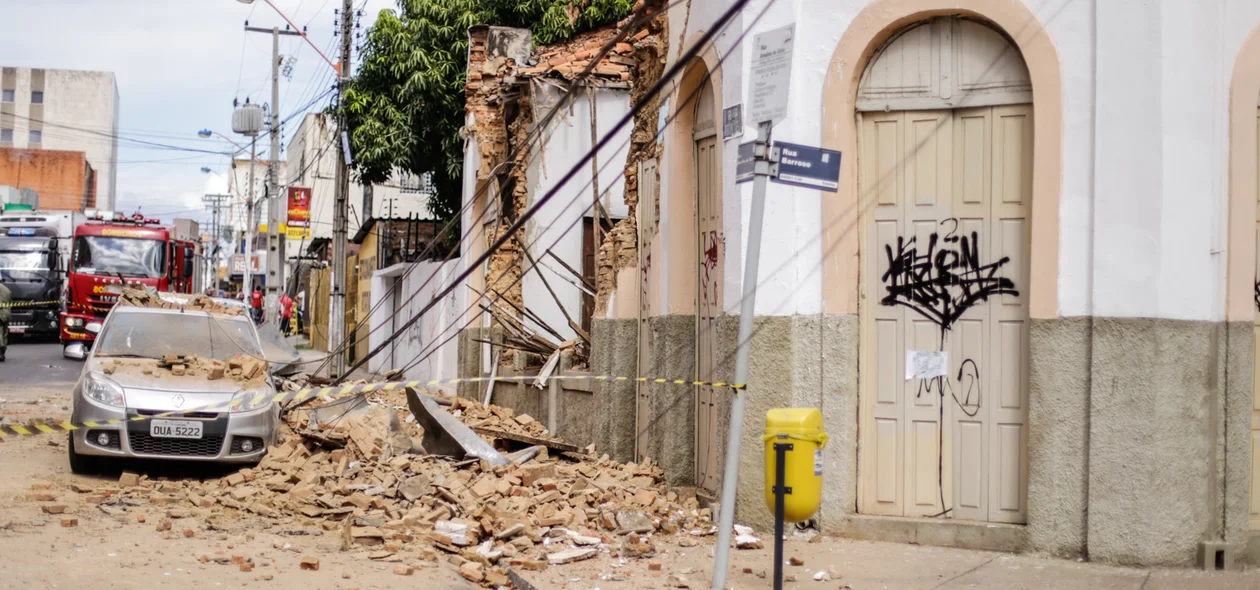 Prédio histórico desaba no centro