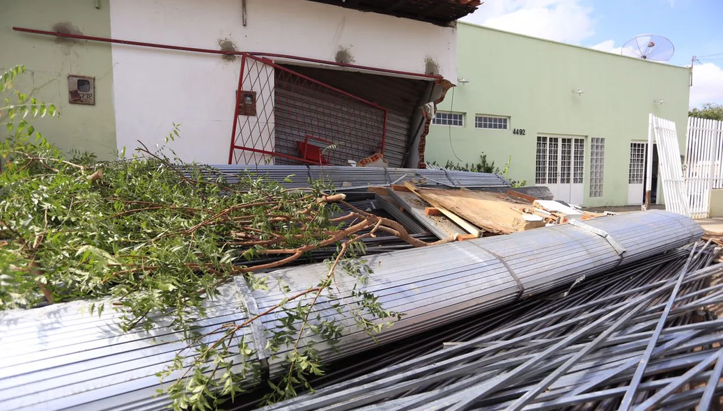 O caminhão atingiu vários pontos comerciais