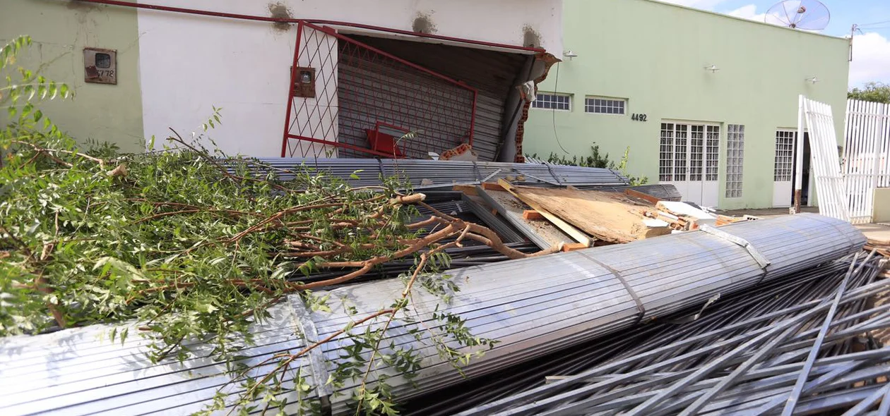 O caminhão atingiu vários pontos comerciais