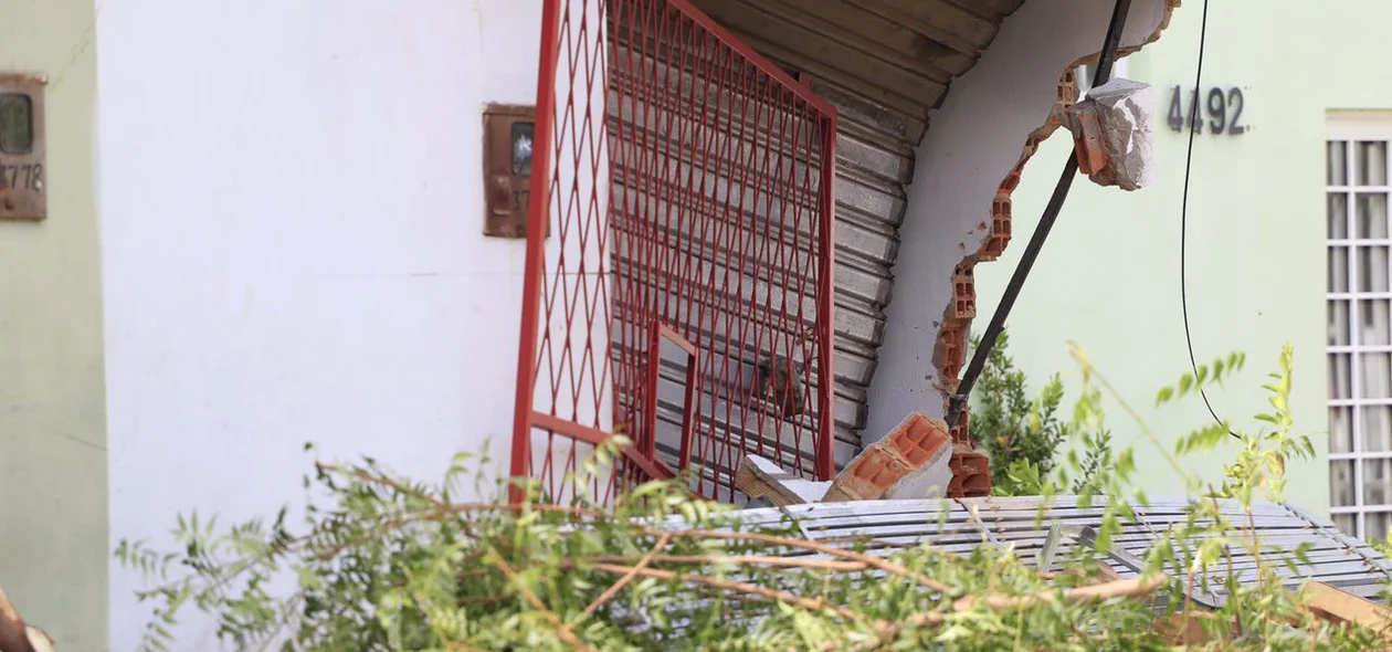 Portão danificado após a colisão.