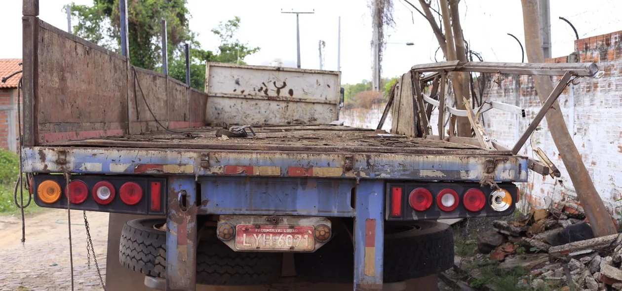 Traseira do caminhão de placa LYH-6071, de Demerval Lobão.