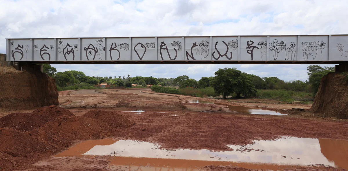 Avenida Cajuína embaixo do viaduto ferroviário