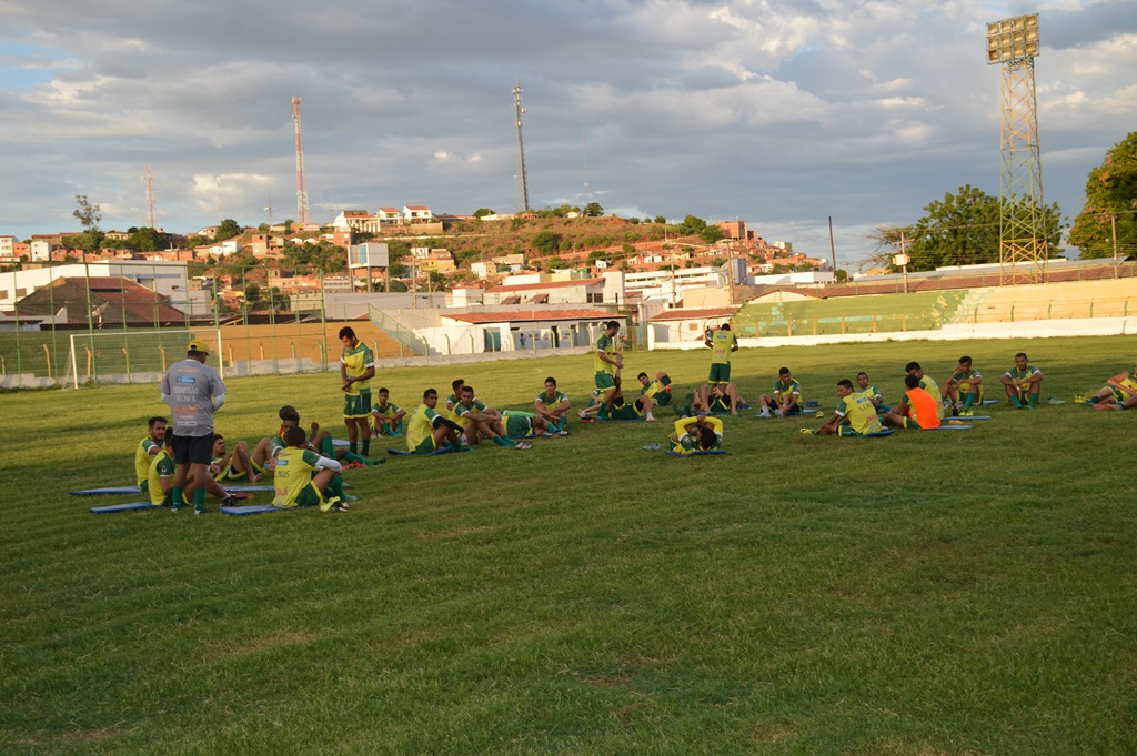 Atletas descansam após o  treino