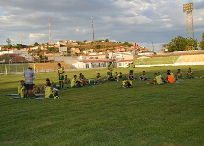 Atletas descansam após o  treino