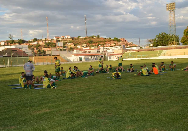 Atletas descansam após o  treino
