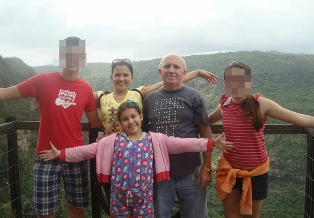 No centro a mãe e a filha que morreram no acidente. O empresário (também no centro) está intenado