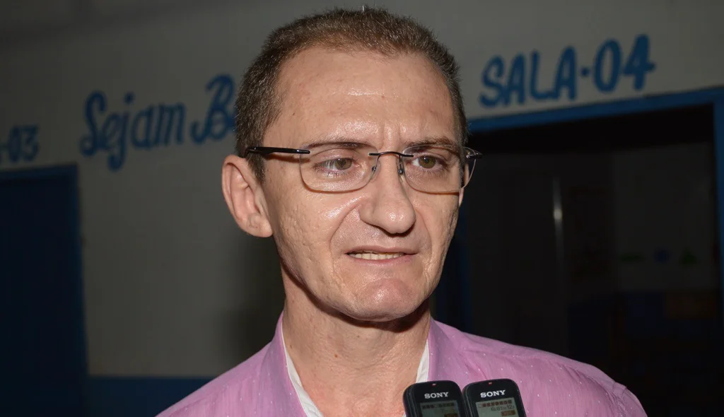 Padre Sebastião lamenta ausência do prefeito e da secretária de Educação
