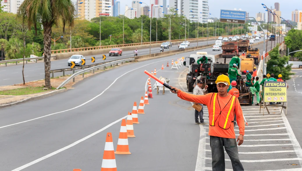 Trabalhador sinalizando o local