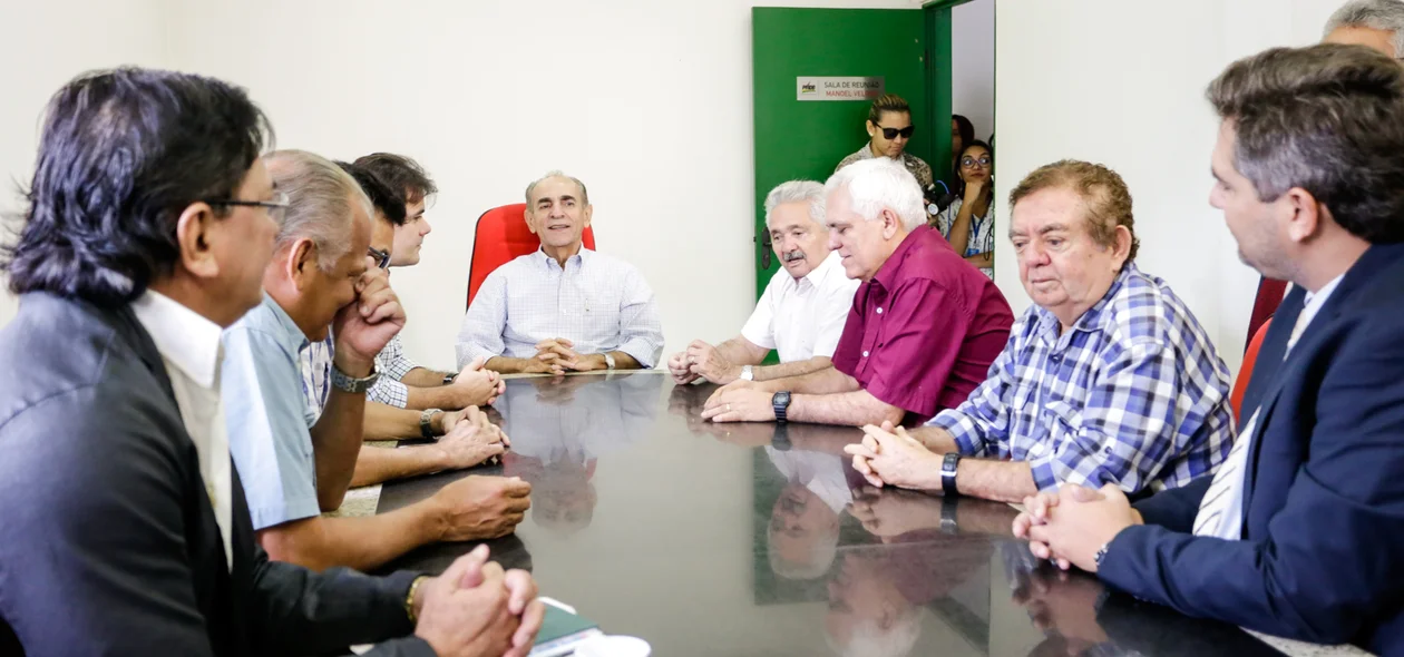 Autoridades presentes na visita do Senador Elmano Férrer ao PMDB