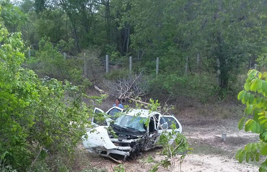 Carro saiu da estrada