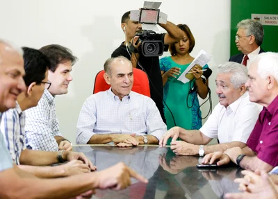 Elmano Férrer em visita ao diretório do PMDB