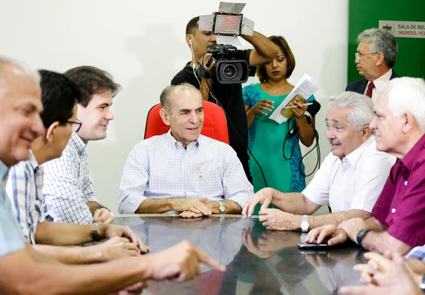 Elmano Férrer em visita ao diretório do PMDB
