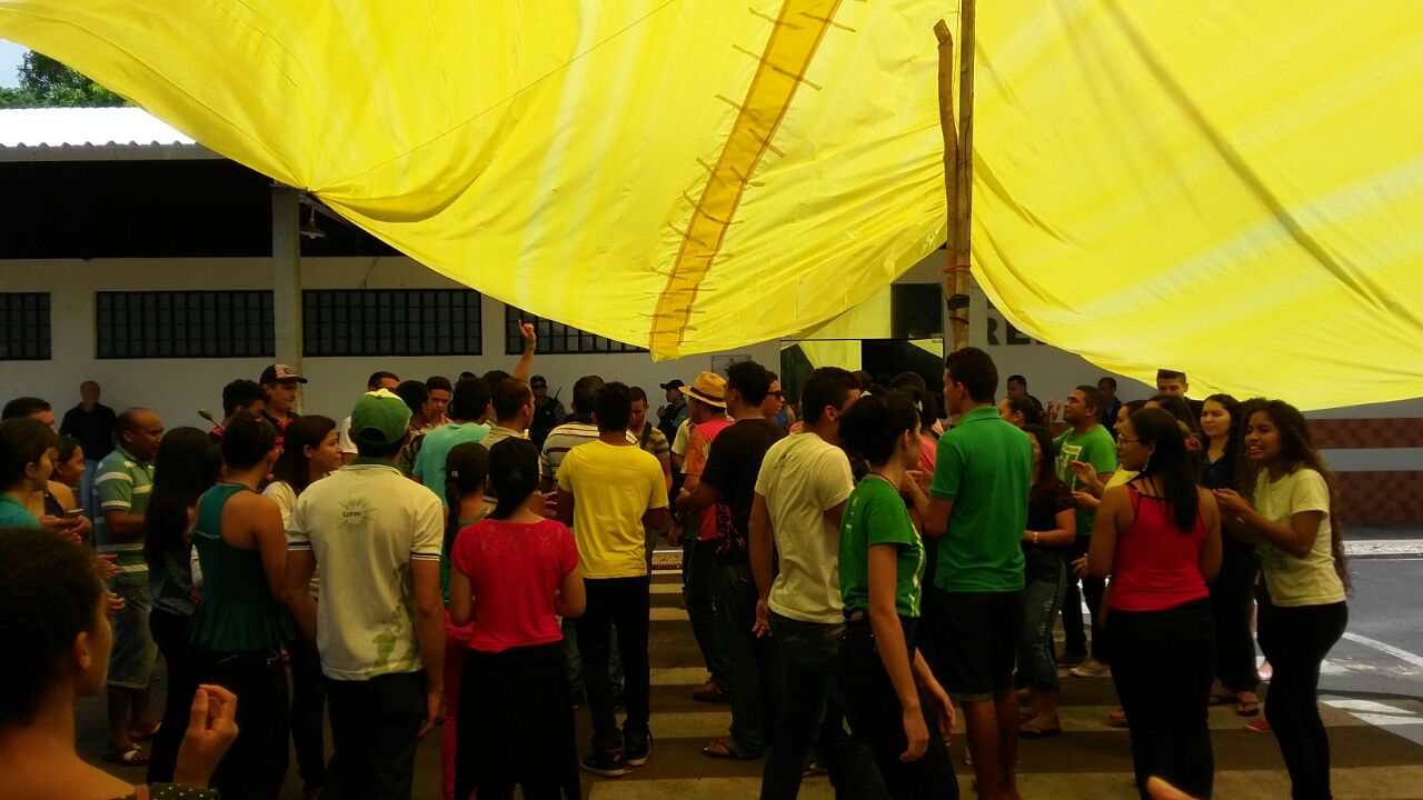 Estudantes se manifestam na frente da reitoria