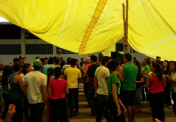 Estudantes se manifestam na frente da reitoria