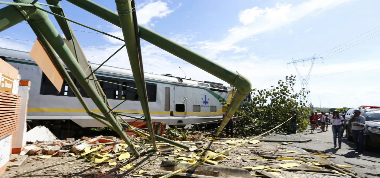 Metrô de Teresina descarrila e destrói parte de muro de estação no bairro Dirceu