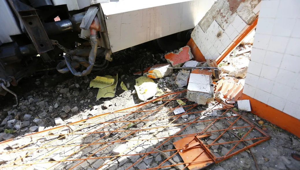 Metrô descarrila e atinge muro de estação em Teresina