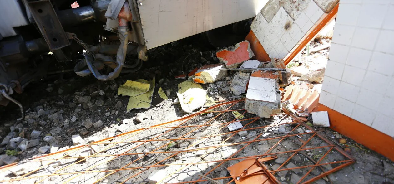 Metrô descarrila e atinge muro de estação em Teresina