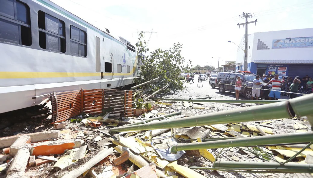 Metrô descarrila e atinge muro de estação no bairro Dirceu em Teresina