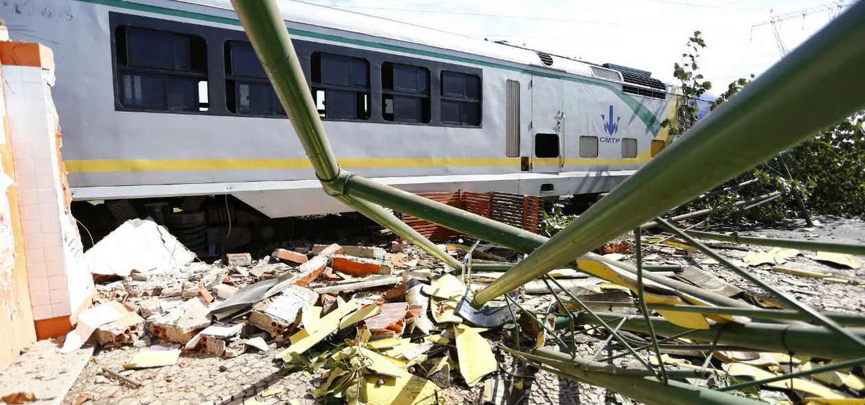 Metrô descarrila e atinge muro de estação no bairro Dirceu II