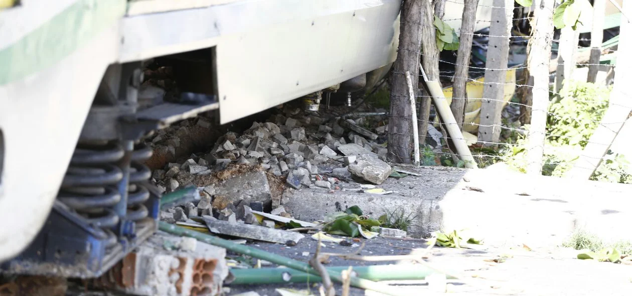 Metrô descarrila e maquinista fica ferido em Teresina