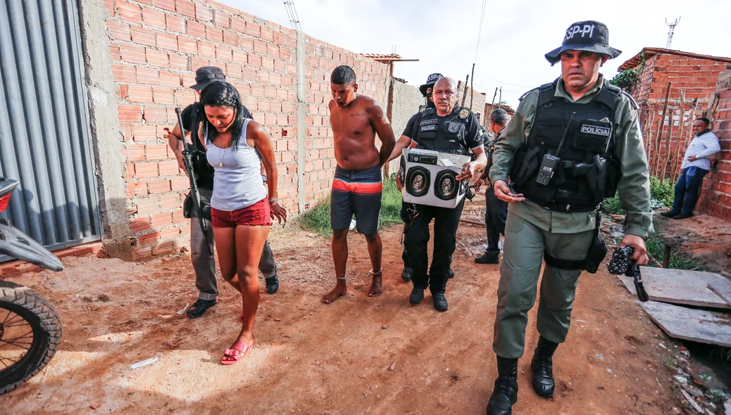 Polícia estoura boca de fumo e prende 2 acusados 