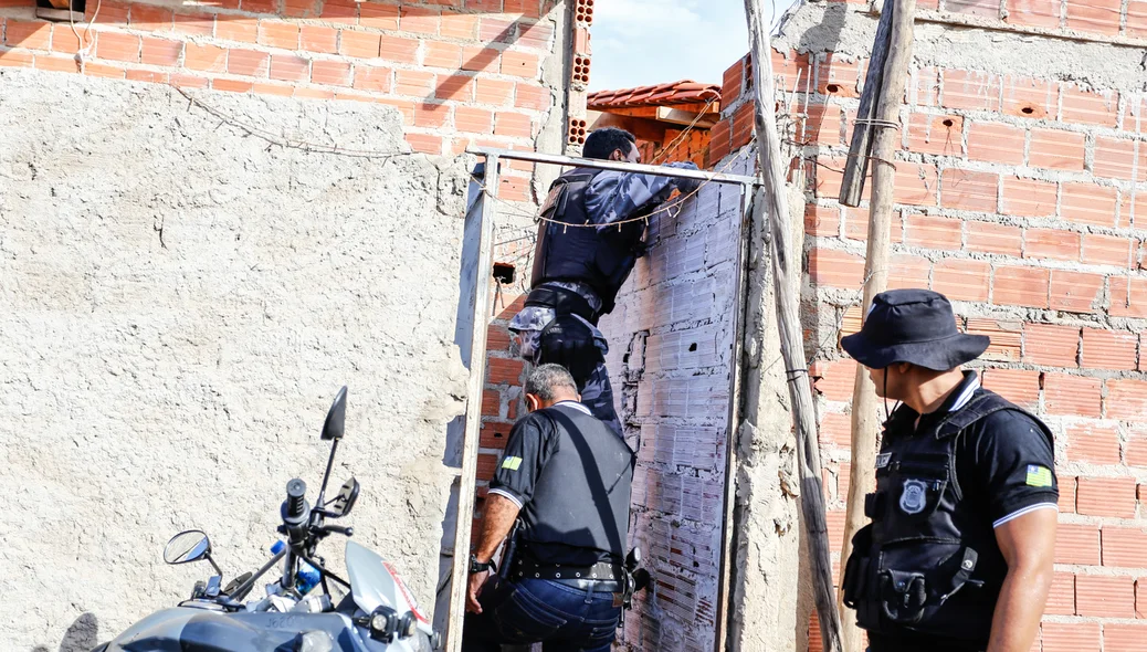 Polícia Militar faz busca de entorpecentes 