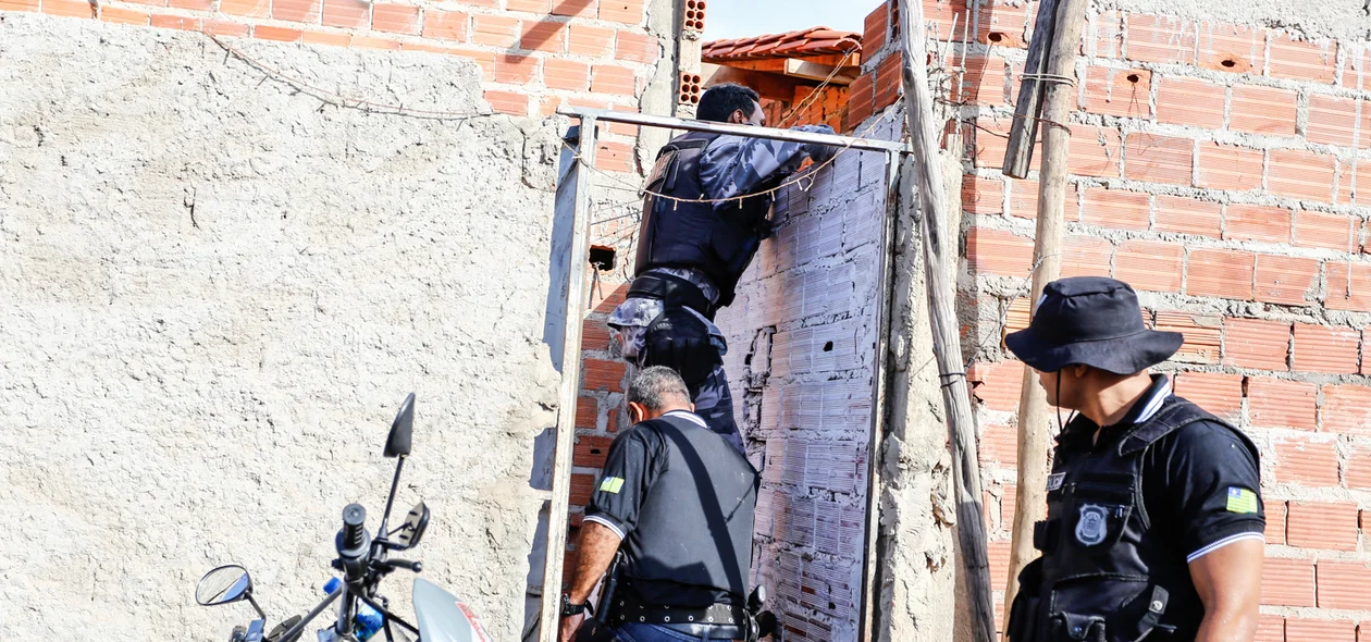 Polícia Militar faz busca de entorpecentes 