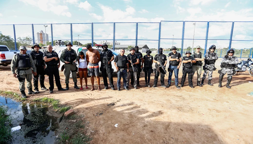 Policiais civis e militares estiveram na operação 