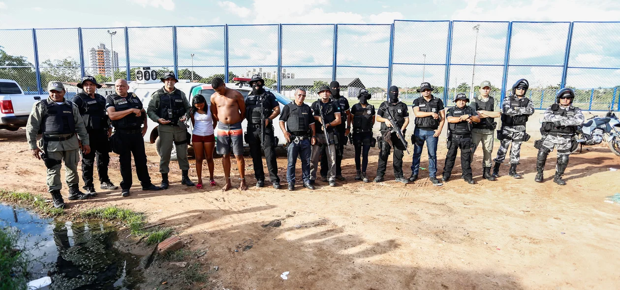 Policiais civis e militares estiveram na operação 