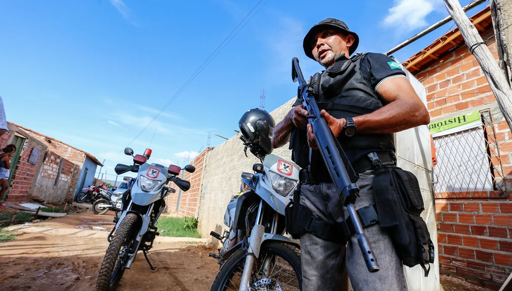 Policial Civil, fazendo a segurança do local 