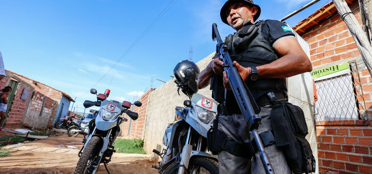 Policial Civil, fazendo a segurança do local 