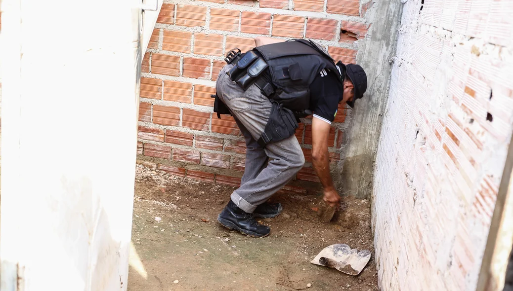 Policial procurando drogas 