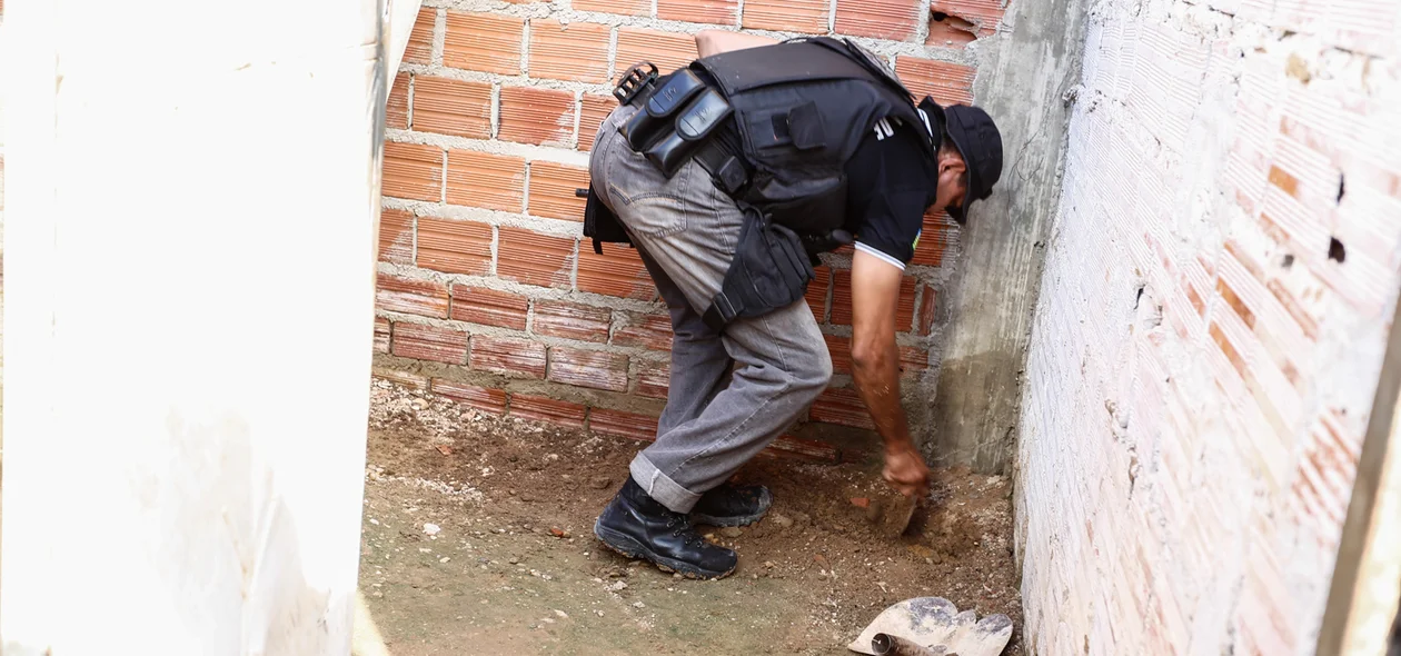 Policial procurando drogas 
