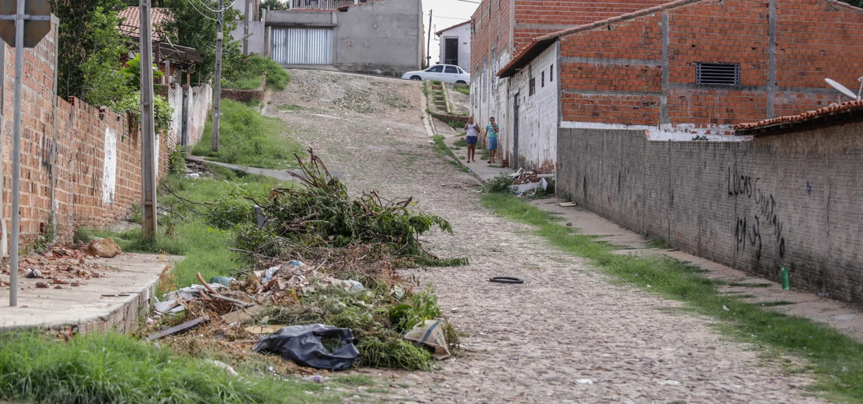 Entulhos na rua Júlio Arcanjo