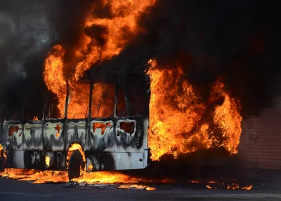 Ônibus foi incendiado 