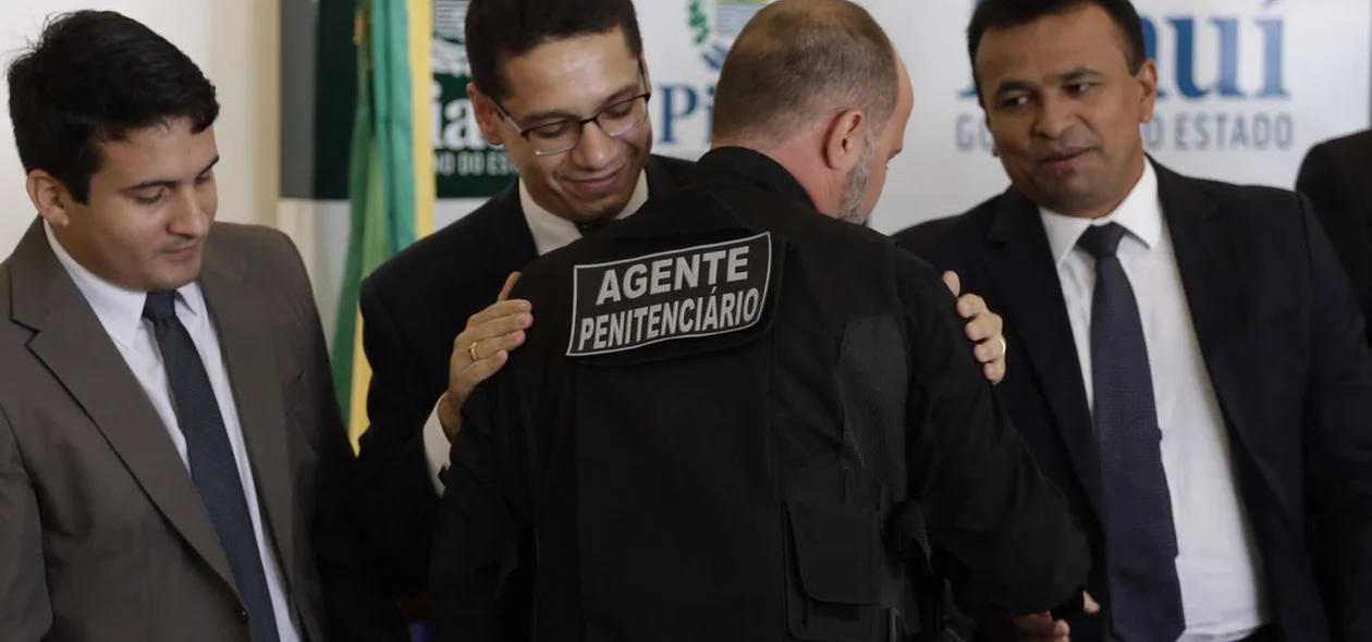 Agente penitenciário sendo promovido