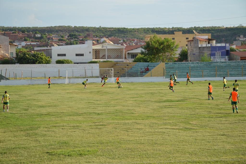 Atletas se preparam para amistoso do próximo sábado.