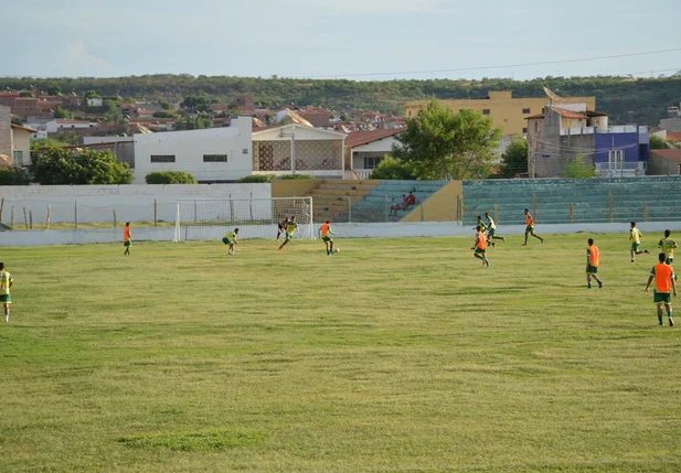 Atletas se preparam para amistoso do próximo sábado.
