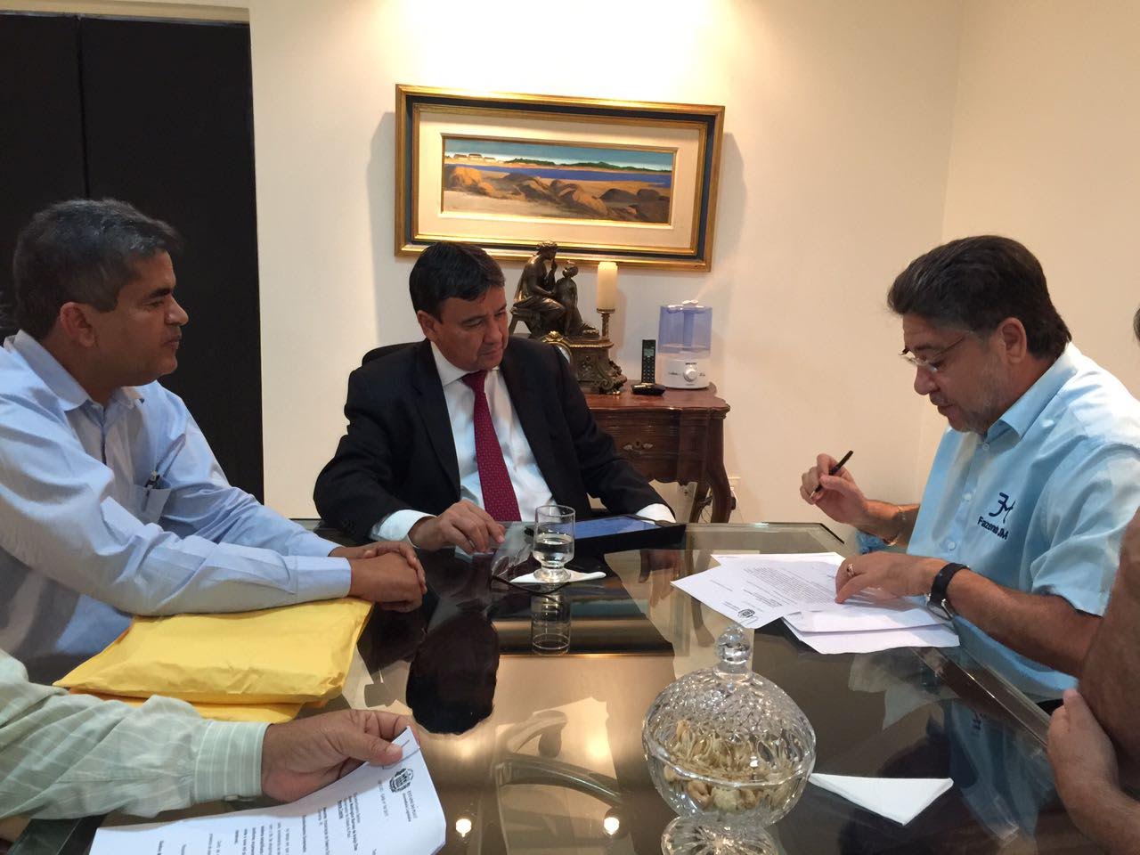Governador Wellington Dias recebe o deputado João Mádison e alguns prefeitos 