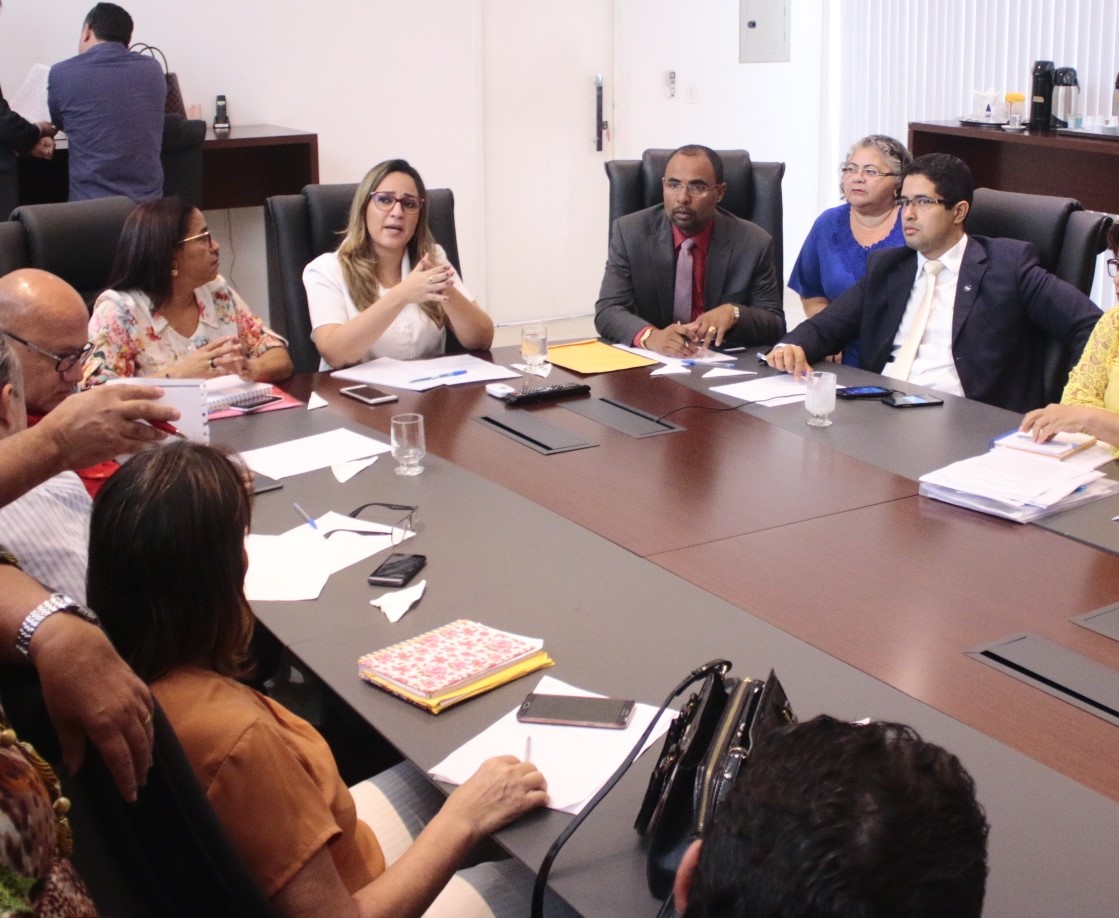 Rejane Dias durante reunião com o SINTE