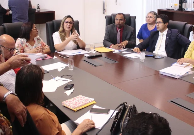 Rejane Dias durante reunião com o SINTE