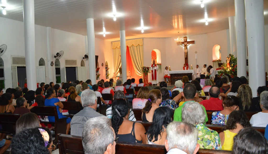 Fieis lotam a Igreja do bairro
