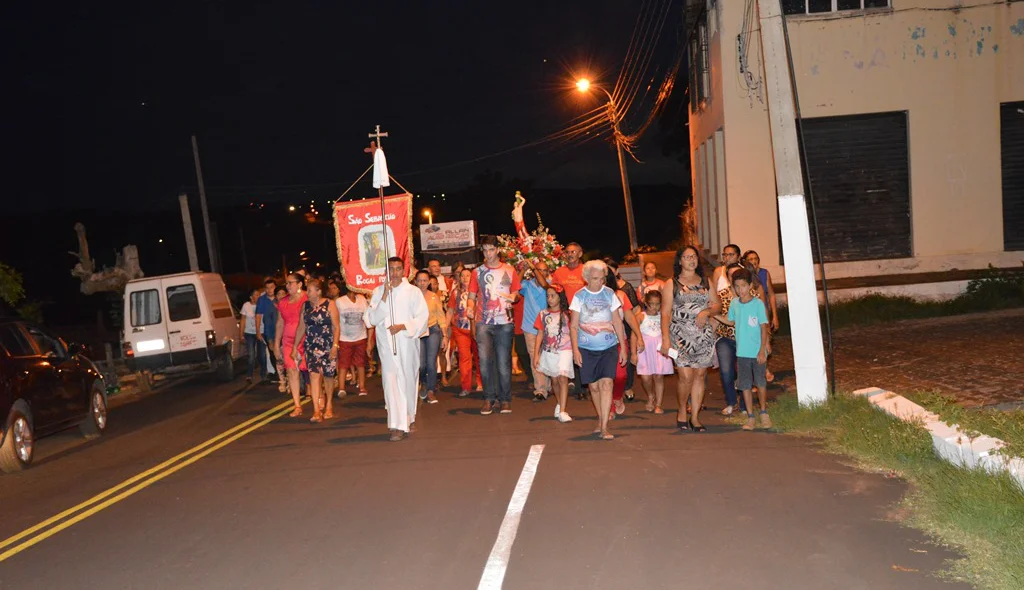 Fiéis percorrem as ruas do bairro em procissão